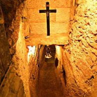 Ingresso sotterraneo di una cripta in chiesa